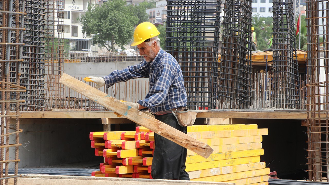 “Asrın felaketi“nin merkez üssünde inşaat işçileri 1 Mayıs’ı çalışarak geçiriyor