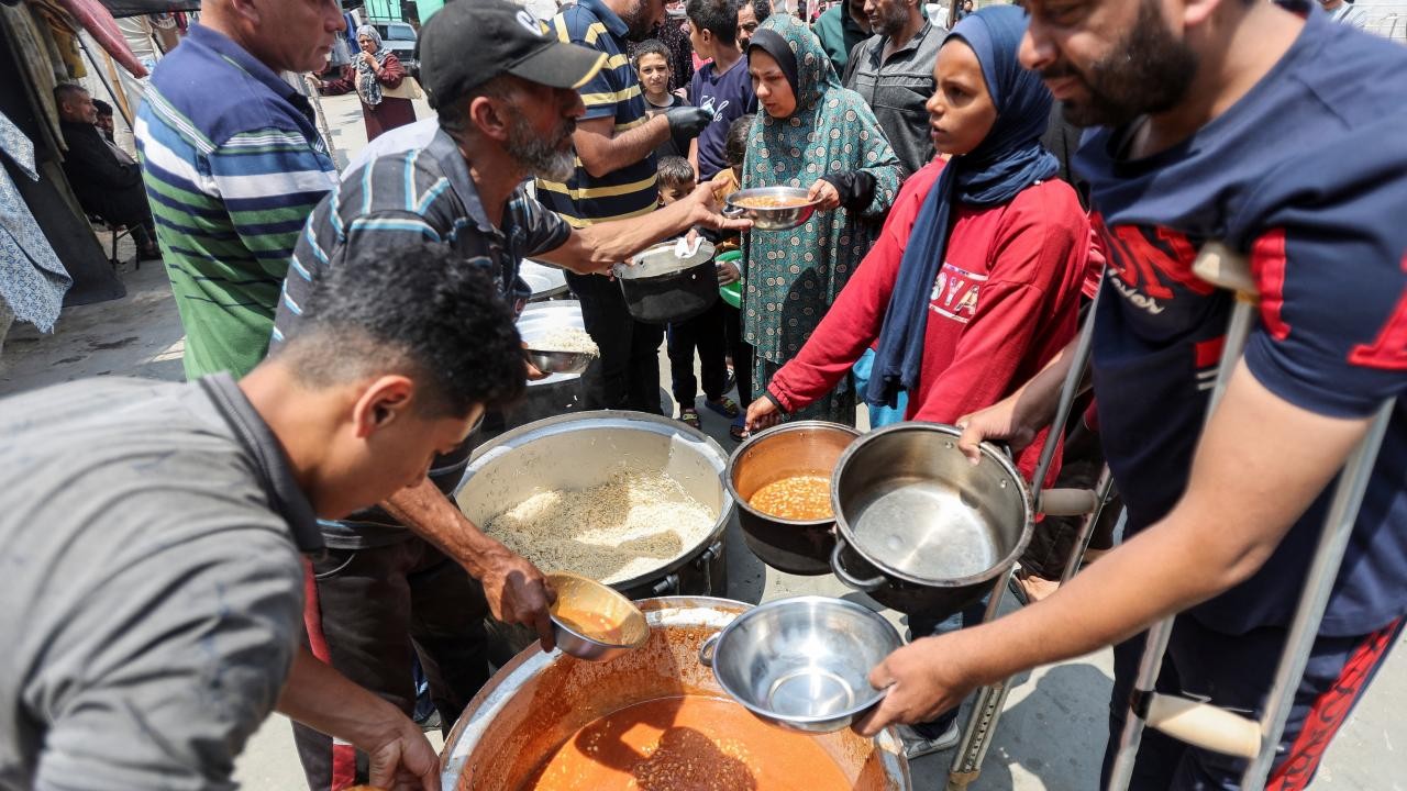 İsrail’in saldırdığı Dünya Merkez Mutfağı Gazze’de yeniden yemek dağıtımına başladı