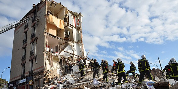 Pariste bina çöktü: 2 ölü, 12 yaralı