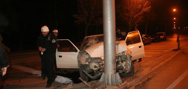 Konya’da kamyonet refüjdeki direğe çarptı: 1 ağır yaralı