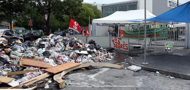 Fransa’da çöp yığınları oluşmaya başladı