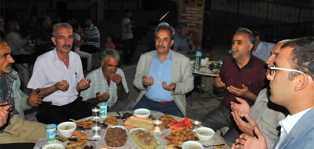 Akşehir’de mahalleliye iftar verildi