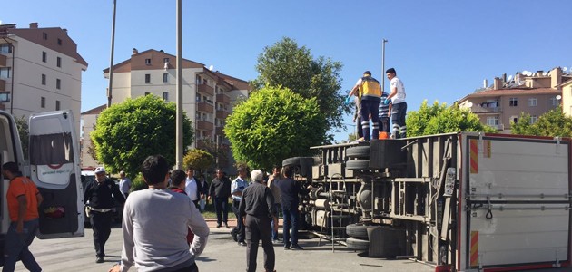 Konya’da otomobille çarpışan kamyon devrildi: 2 ağır yaralı