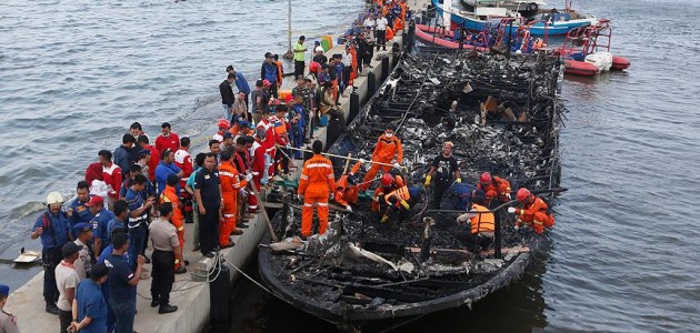 Endonezya’da yolcu taşıyan teknede yangın çıktı: 23 ölü