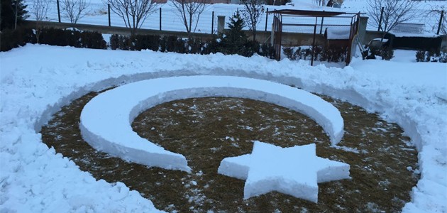 Konya’da bir kişi kardan ay yıldız yaptı