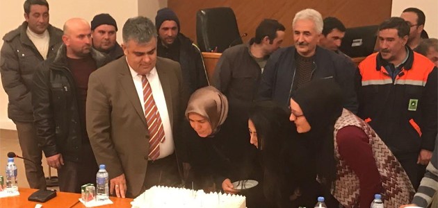 Başkan Özgüven personelin doğum gününü kutladı
