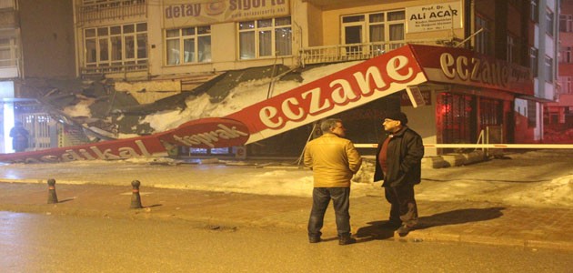 Konya’da eczanenin tentesi kar birikintisi nedeniyle çöktü