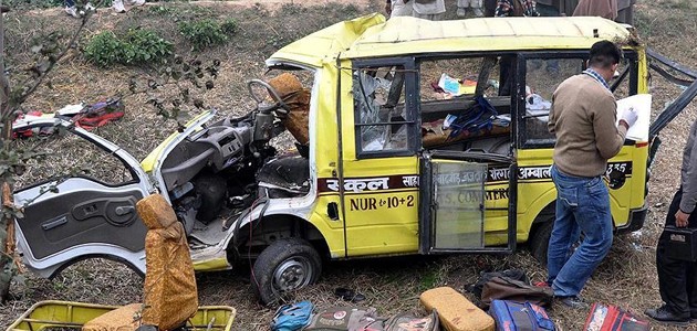 Hindistan’da okul servisiyle kamyon çarpıştı: 24 ölü