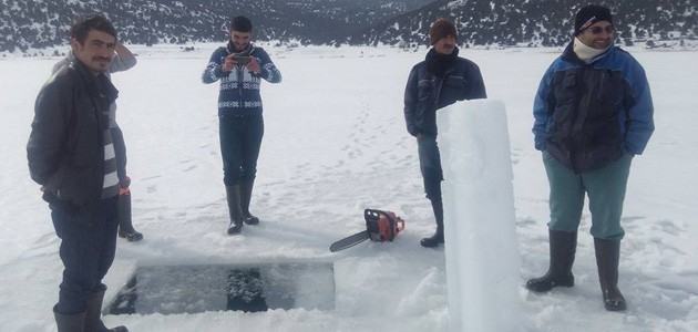 Balıkçılar, Beyşehir Gölü’ndeki buzu kırıp avlanıyor