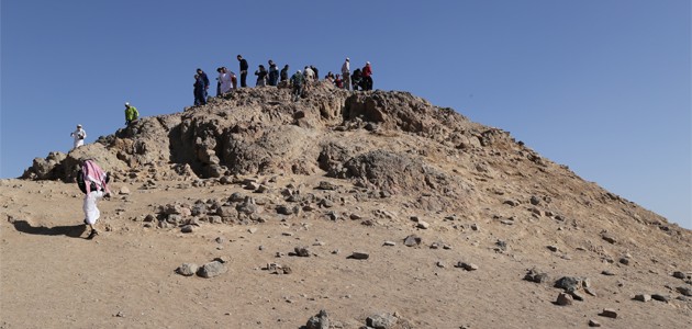Medine’deki ziyaret duraklarından “Uhud Dağı ve Mescid-i Kıbleteyn“