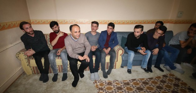 Başkan Özaltun, sosyal medya daveti üzerine öğrenci evini ziyaret etti