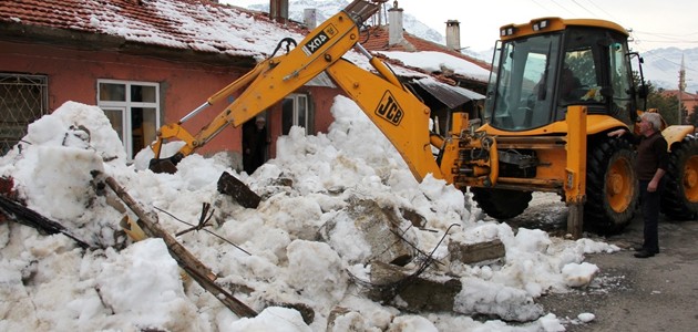 Konya’da çatıdan düşen kar kütlesi mahsur bıraktı