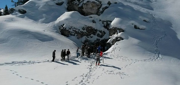 Derebucak’ta dağdaki doğal deliklere kar stok ediliyor