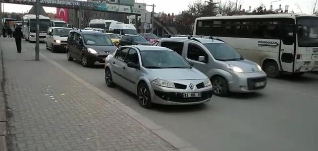 Konya’da park halindeki araçta uyuyan sürücü trafiği aksattı!