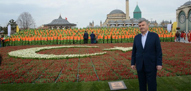 Mevlana Meydanı’na lalelerden Türk bayrağı