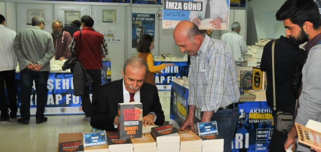 Yazarlar Akşehir Kitap Fuarı’nda kitaplarını imzaladı