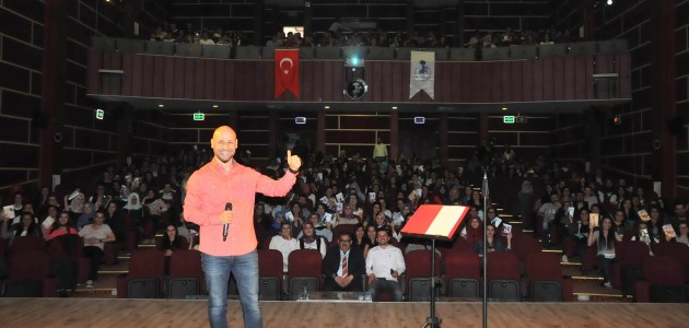 Yazar Kahraman Tazeoğlu Akşehir’de şiir dinletisi sundu