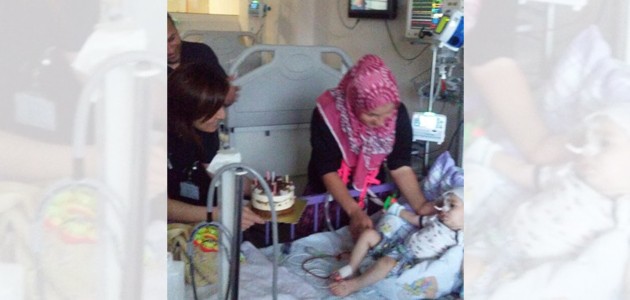 Ameliyat olan Veli Ömer bebeğin doğum günü hastanede kutlandı