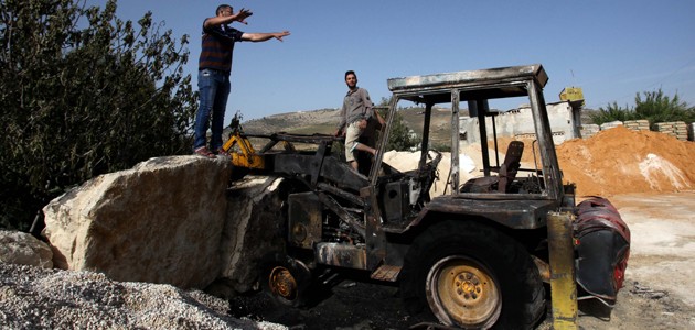 Yahudi yerleşimciler bir Filistinlinin aracını ateşe verdi