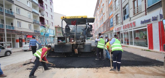 Beyşehir’in ana caddelerinde parke taşının yerini sıcak asfalt alıyor