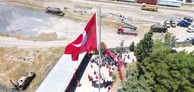 Ceylanpınar’da Suriye sınırına dev Türk bayrağı