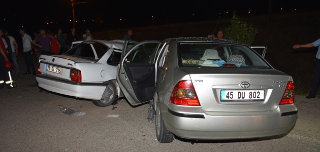 İki otomobil çarpıştı: 3 ölü, 8 yaralı