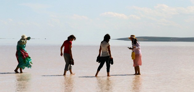 Tuz Gölü tatilcilerin uğrak yeri oldu