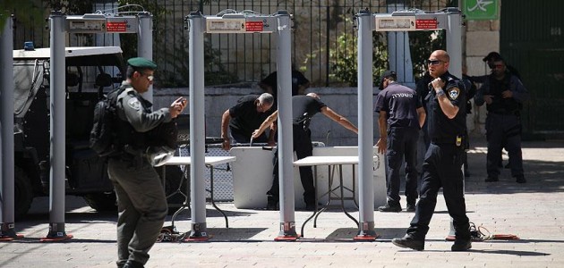 İsrail polisi Aksa’nın kapılarına metal dedektörleri kurdu