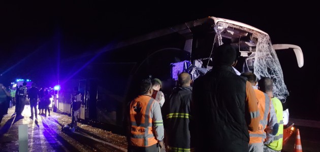 Isparta’da yolcu otobüsü kamyona çarptı: 1 ölü, 24 yaralı