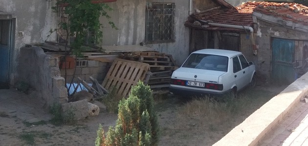 Konya’da yoldan çıkan otomobil evin bahçesine girdi