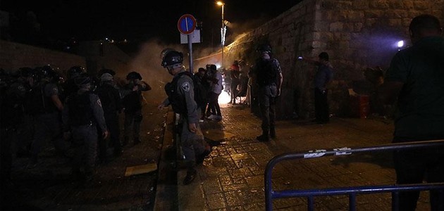 Katil İsrail’den Mescid-i Aksa kapısındaki Müslümanlara saldırı