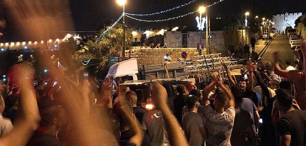 İsrail polisi Mescid-i Aksa’nın kapısındaki demirleri de kaldırdı