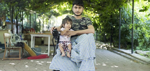 Suriyeli babanın “akülü araba“ sevinci