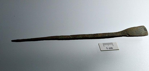 Assos’ta bin 800 yıllık bronz kalem bulundu