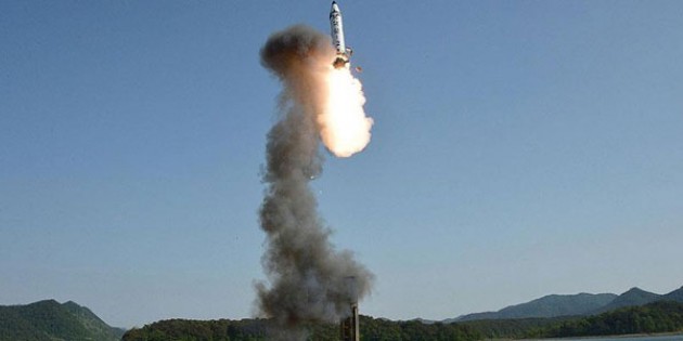 Kuzey Kore, Guam’a füze fırlatma kararını erteledi