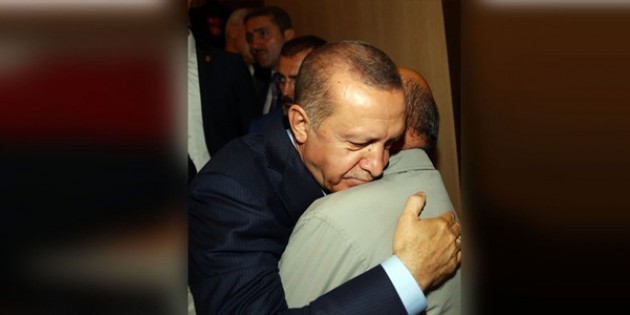 Cumhurbaşkanı Erdoğan, şehit Binbaşı Ümit Çelik’in babası ile kucaklaştı