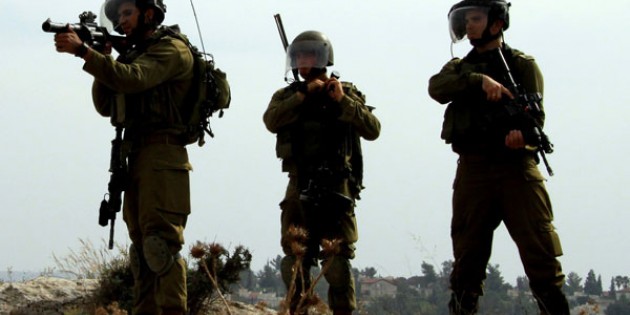 İsrail askerleri Filistinli gazeteciyi gözaltına aldı