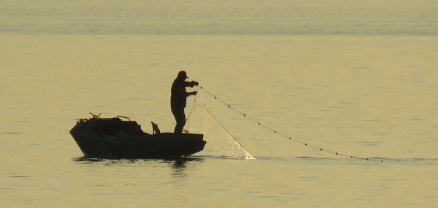 Konya’da balıkçıların umudu, gurup vakti serilen ağlarda