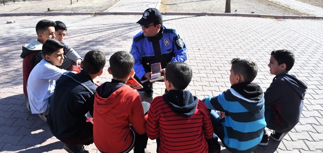 Polis Mesut’tan Suriyeli çocuklara şefkat eli