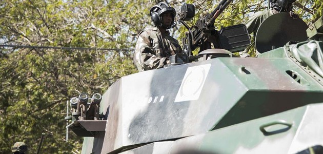 Zimbabve’de tanklar başkente doğru ilerliyor