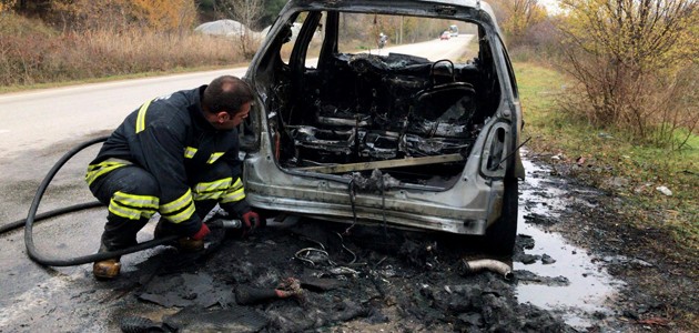 Aracın sürücüsü yanan otomobili bıraktı kaçtı