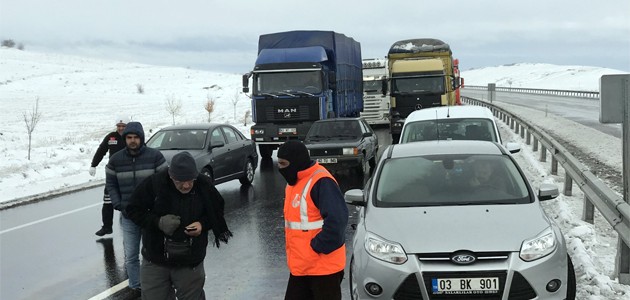 Konya’da kar yağışı yollarda uzun kuyruklar oluşturdu!