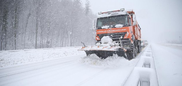 Bolu Dağı’nda kar yağışı ulaşımı etkiliyor