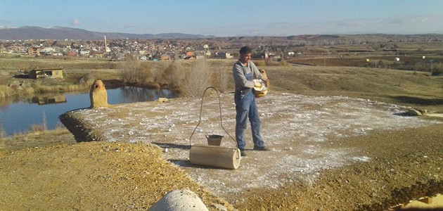 Konya’da sanatçı köyündeki kerpiç yapılara kış bakımı