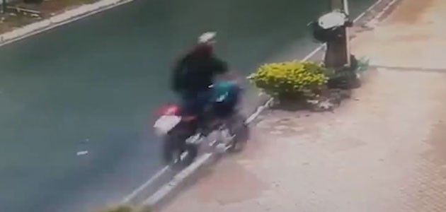 Böyle motosiklet kazası görülmedi: Korkunç ölüm kamerada