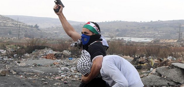 Filistinlilerin arasına gizlenen İsrail polisinden müdahale