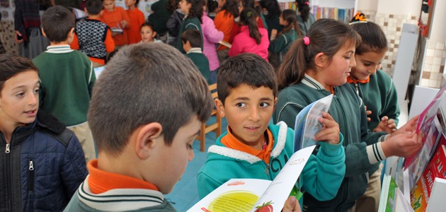 Konya’da gençler ilkokula kütüphane kurdu