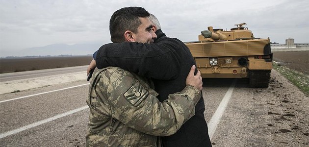 Vatandaşlardan Zeytin Dalı Harekatı’na katılan askerlere sevgi gösterisi
