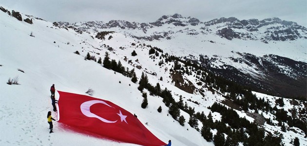 Toros Dağları’na dev Türk bayrağı
