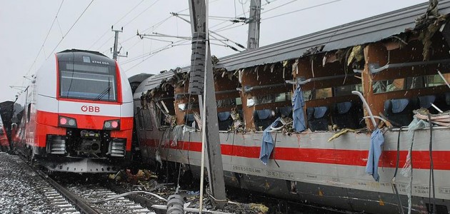 Avusturya’da iki yolcu treni çarpıştı: 1 ölü, 22 yaralı